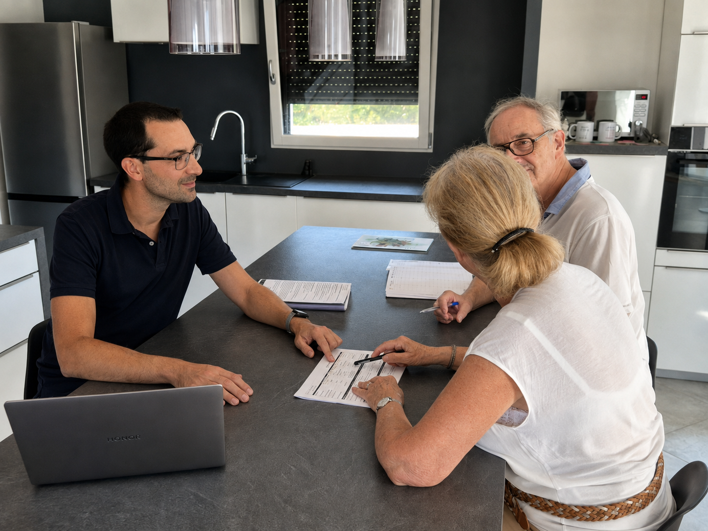 Christophe TROMENS accompagne un couple dans le choix de sa mutuelle santé
